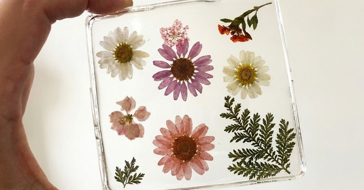 Taller de resina epoxi floral con bebida ilimitada en Barcelona