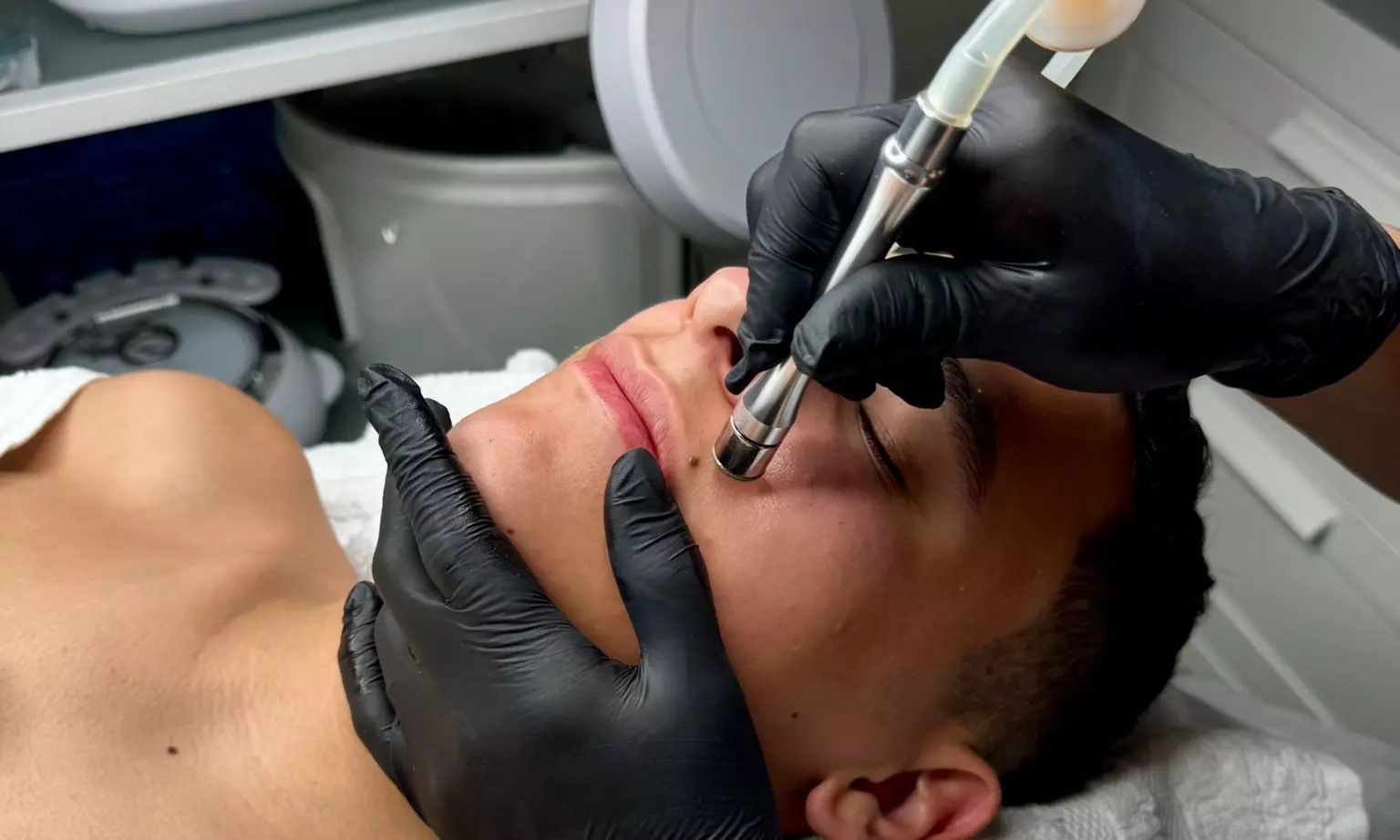 Limpieza facial con tratamiento a elegir para 1 persona, ahorra hasta un 75% - Primary Image