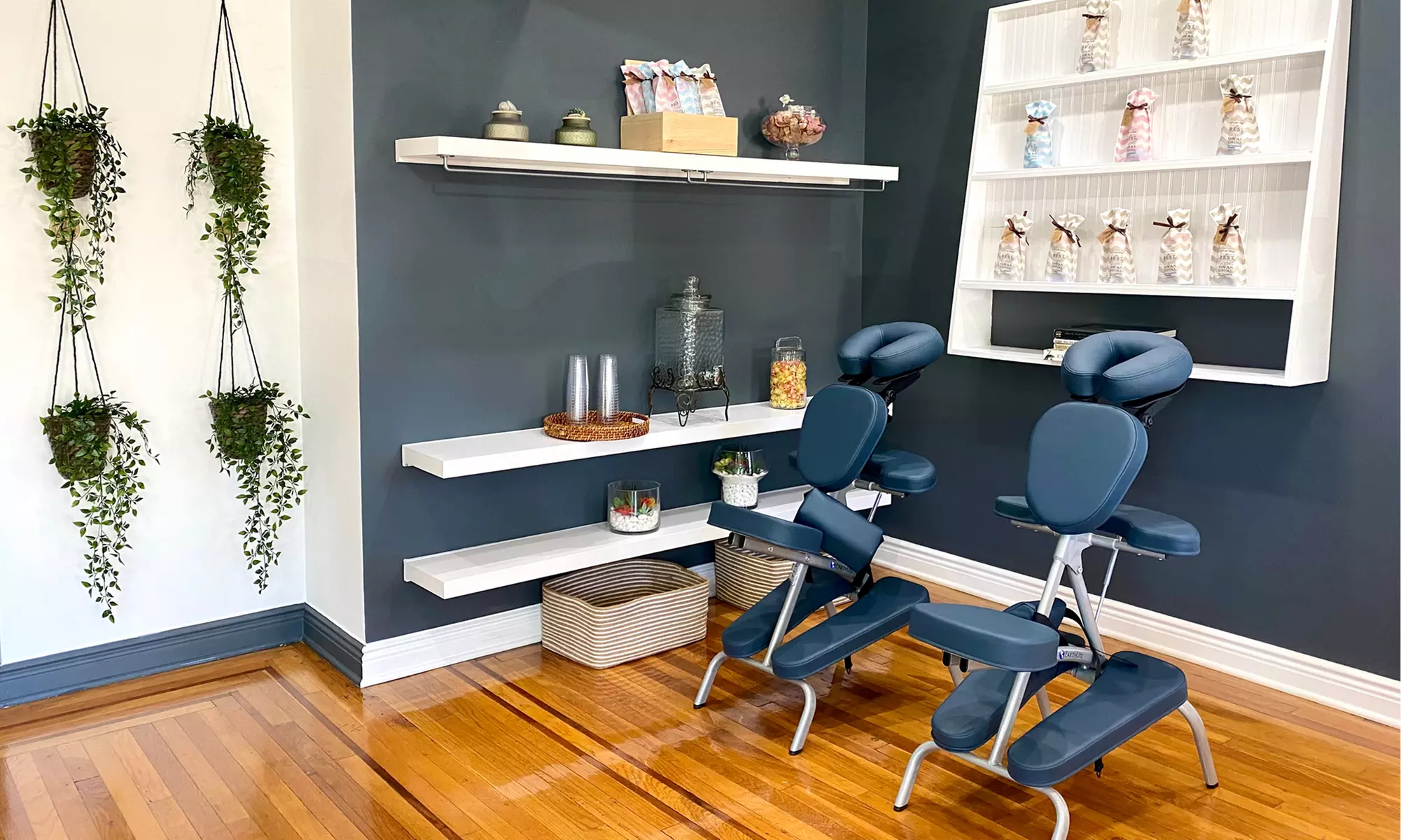60-Min Body, Head, Neck & Back Massage w/ Oil, Hot Stones & Hot Towels