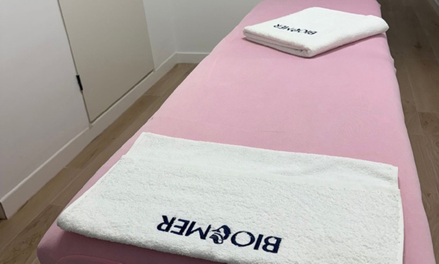 Image 3: 1 o 2 sesiones de exosomas con dermapen en 2 fases en rostro completo