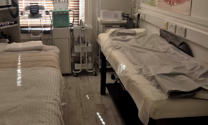 Image 2: Relaxation with One or Three Sessions of Lymphatic Massage