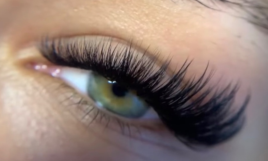 Image 5: Achieve a Stunning Look with Full Set of Eyelash Extensions