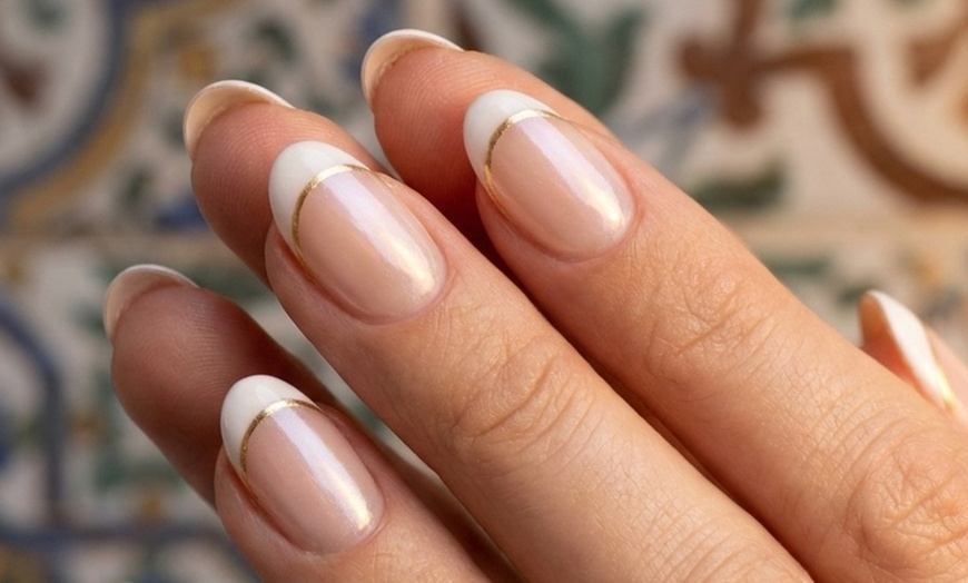 Image 3: Manicura francesa semipermanente 