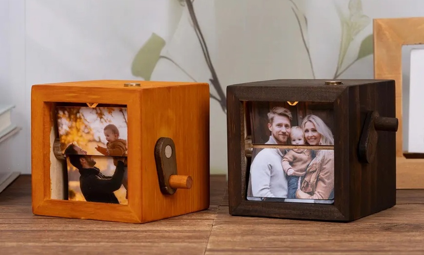 Image 8: 1 oder 2 personalisierbare Handkurbel-Fotorahmen aus Holz