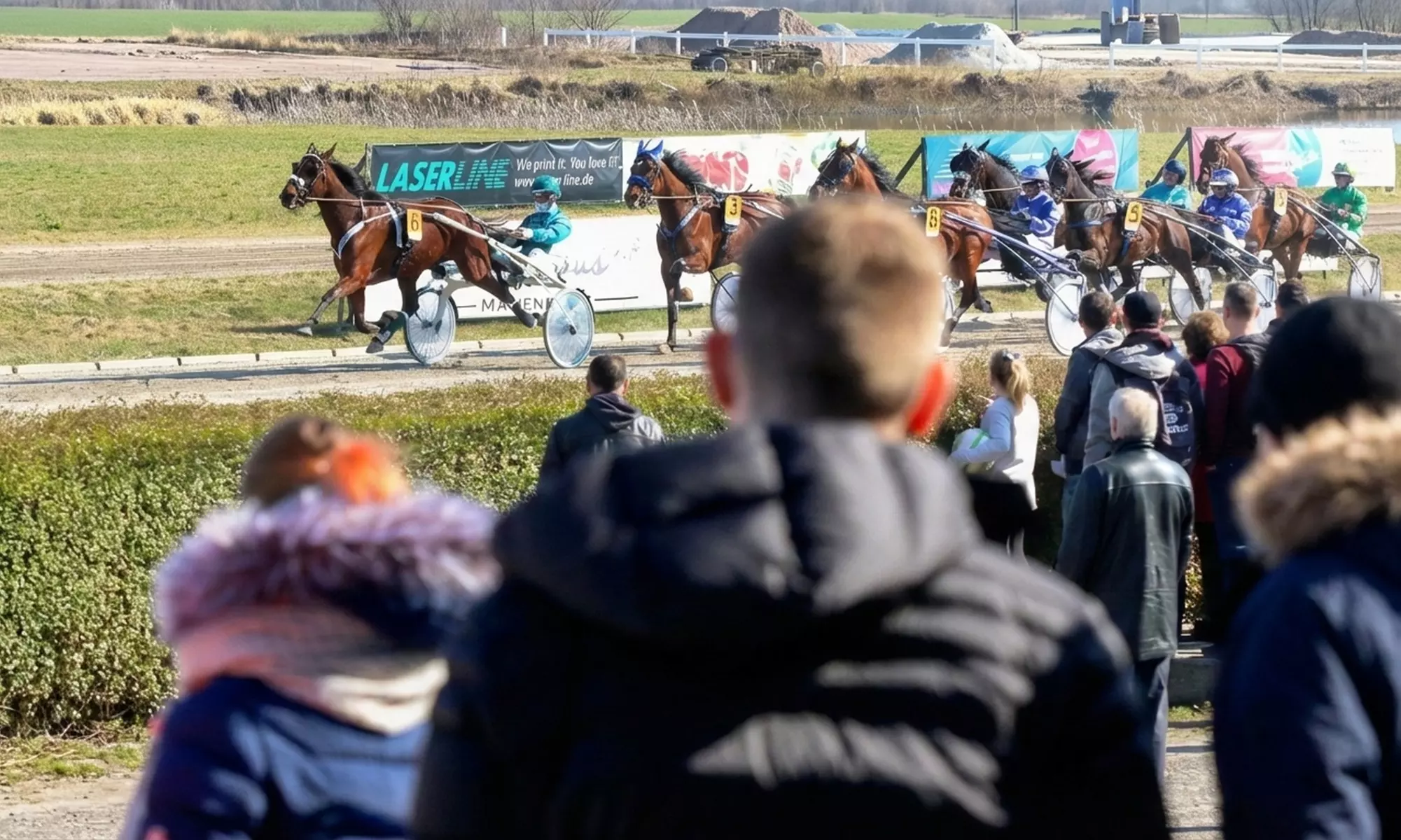 Live-Trabrennen am 03.04. – Flanier- oder Sitzplatz & opt. Osterbrunch