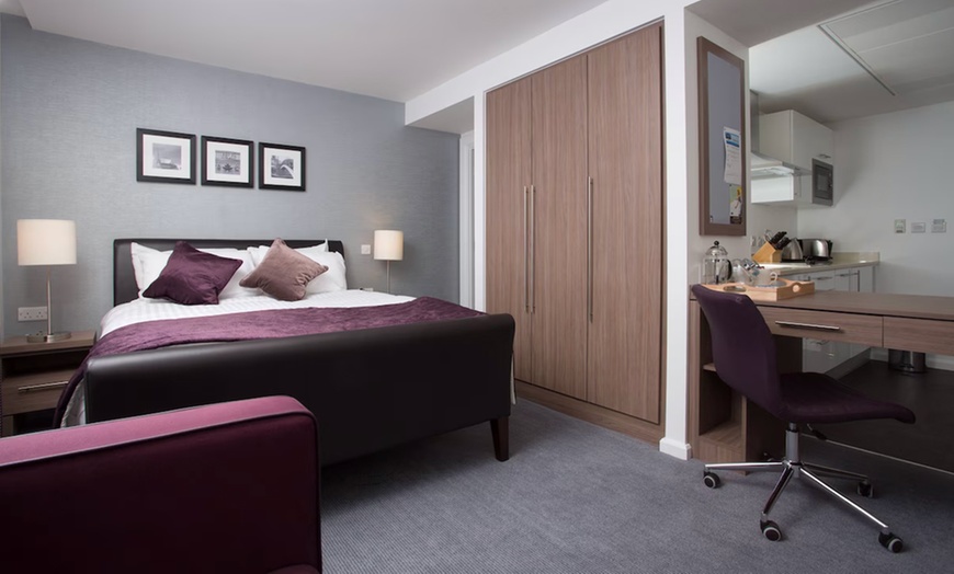 Image 2: Birmingham: 4* Studio Suite Room with Breakfast and a Bottle of Wine