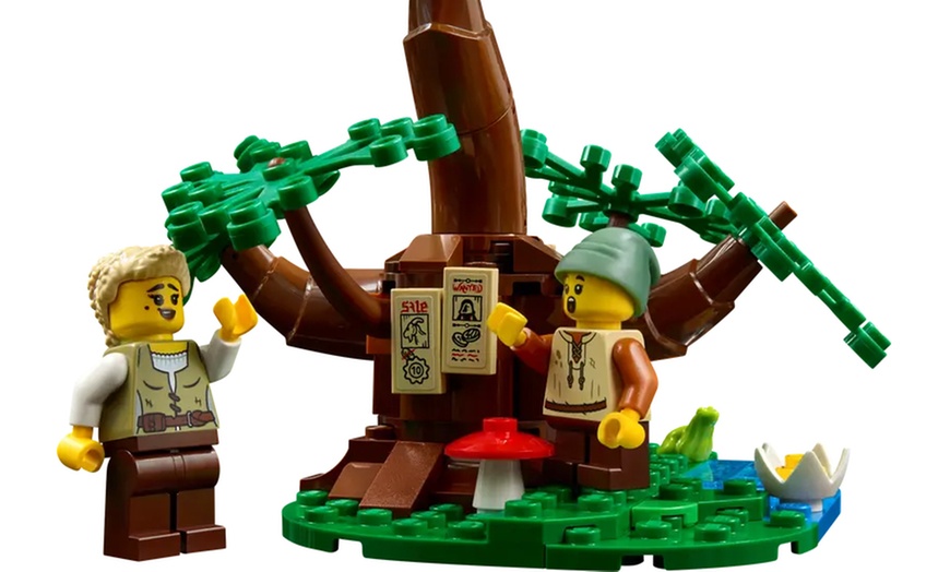 Image 6: LEGO Icons Medieval Town Square 10332