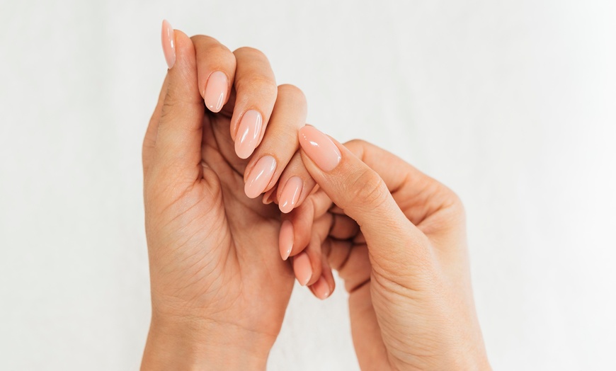 Image 7: Sesión de manicura y/o pedicura con esmaltado normal o semipermanente