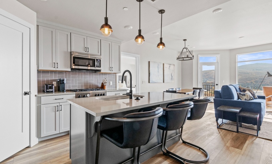 Image 26: Member Pricing: 4* Mountain Resort in Park City with Sweeping Views 
