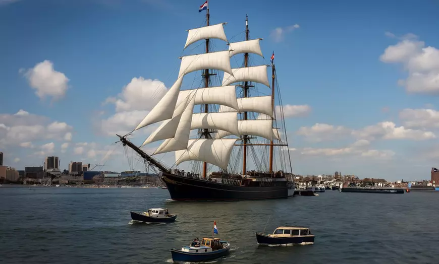 Image 1: 90 minuten cruise tijdens SAIL 2025 met drankjes en snacks