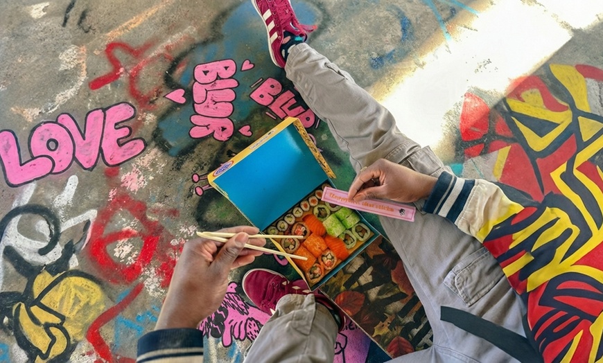 Image 3: Happiness that sticks: sushibox of poke bowl met snack afhalen