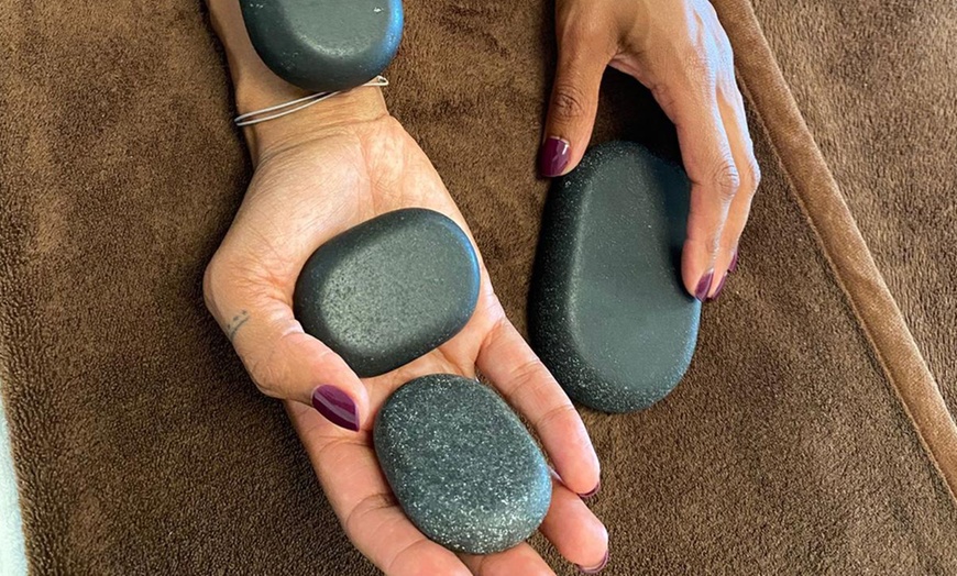 Image 2: Basic Plus / Premium Wellness- & Massage-Auszeit inkl. Fußbad und Tee