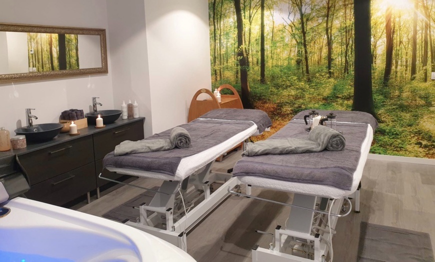 Image 16: Spa privado de 30 minutos para 2 con facial Flax o masaje y copa 