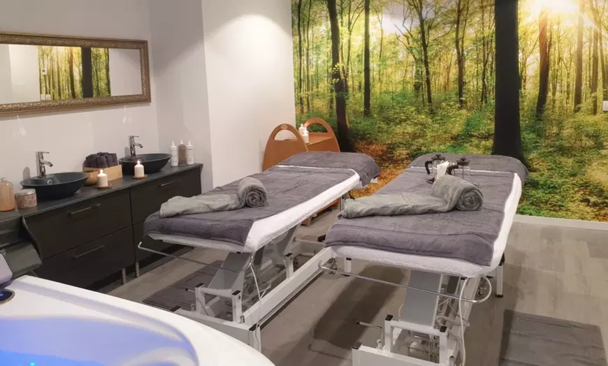 Image 16: Spa privado de 30 minutos para 2 con facial Flax o masaje y copa 