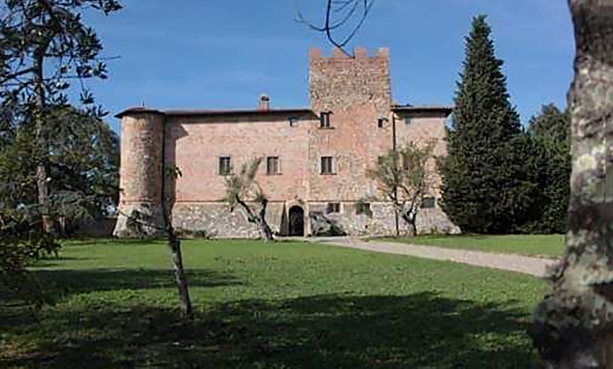 Image 8: Ingresso piscina e aperitivo al Castello di Tavolese