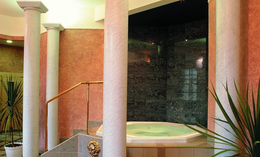 Image 4: Karlovy Vary: Doppelzimmer inkl. Frühstück oder HP und Spa