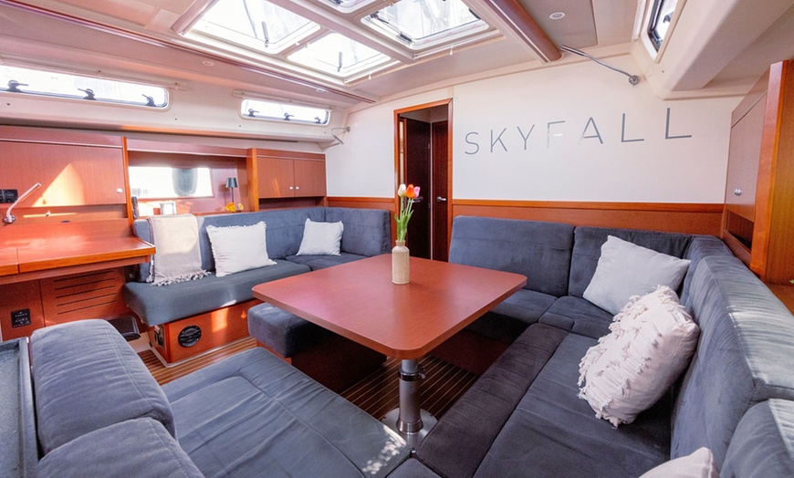 Image 5: Paseo de 2 horas en velero con bebida y picoteo para 1 o 2 personas