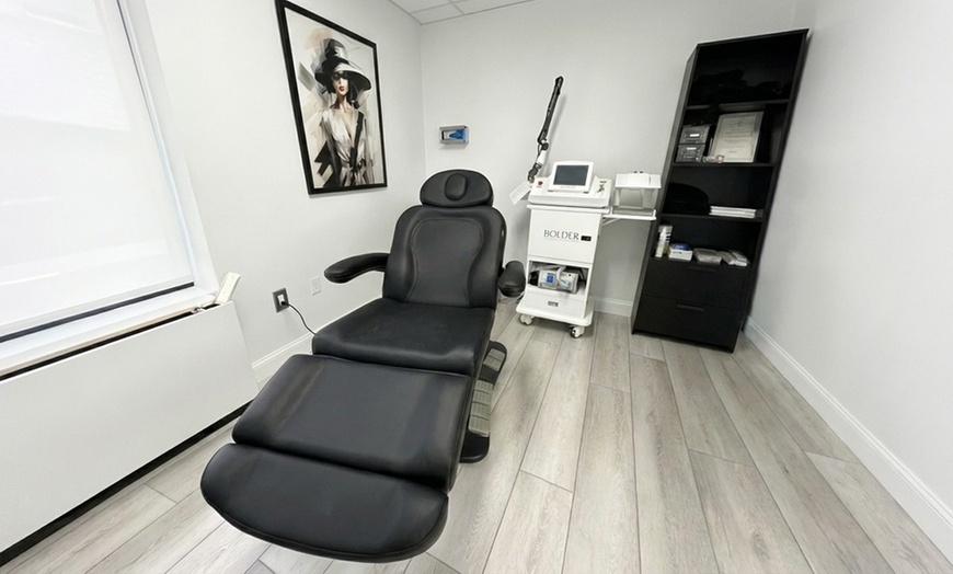 Image 4: Hydra Facial Deep Clean Detox & Hydration for Face or Back