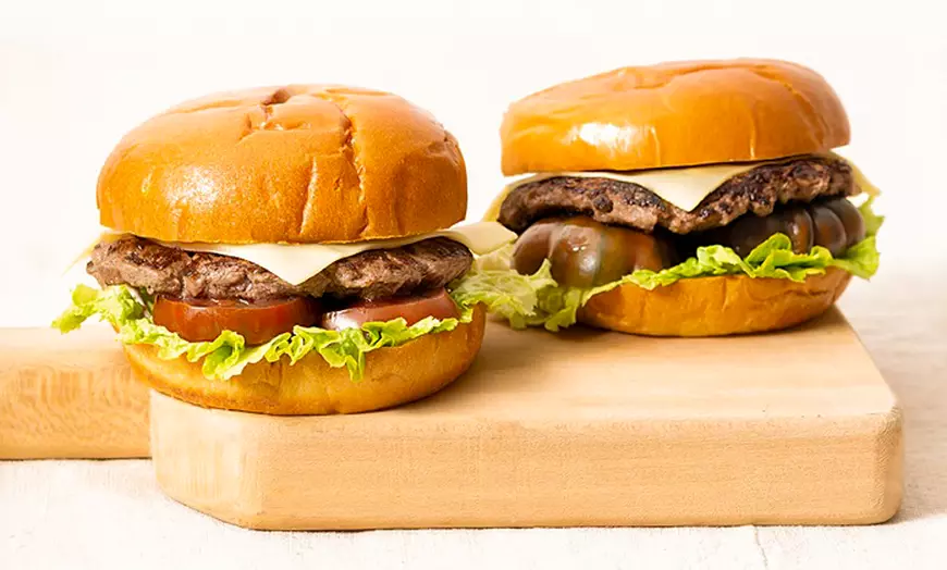 Image 1: Menú de hamburguesa para 2 o 4 con bebida y chupito o copa de champán