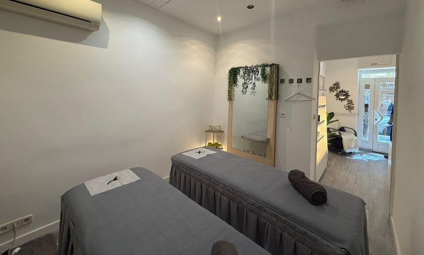 Image 2: Ritual en pareja con masaje oriental, champán y chocolate
