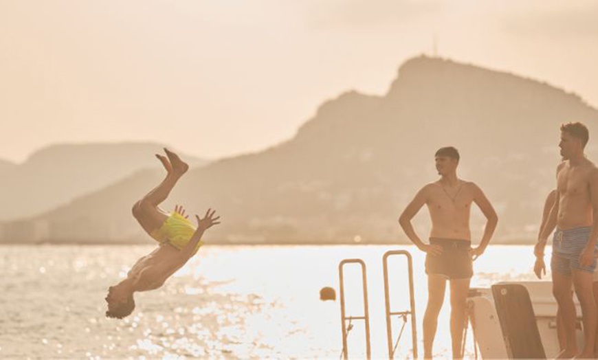 Image 10: Baño en las calas del parque Natural de les Illes Medes