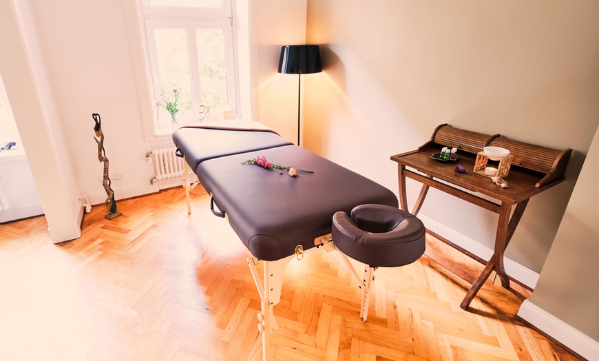 Image 1: 90 Min. Hawaiianische Wellnessmassage für 1 Person