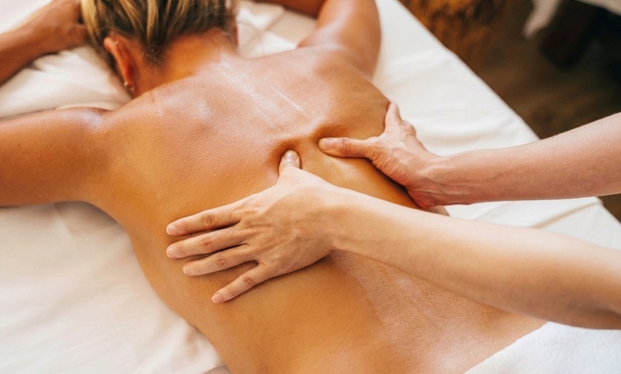 Image 1: Masaje de hasta 75 minutos para 1 persona a elegir entre 6 tipos