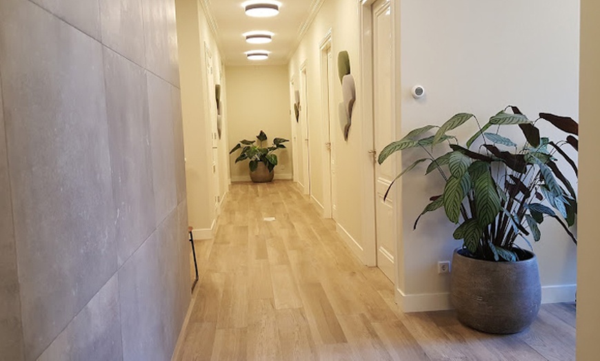 Image 3: Laat spanning los door massages met warmte en kalme bewegingen