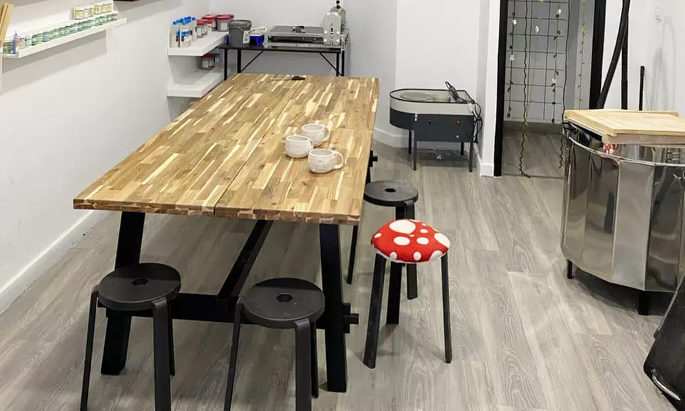 Taller de cerámica "Crea y decora tu taza" de 2,5 h con bebida o té