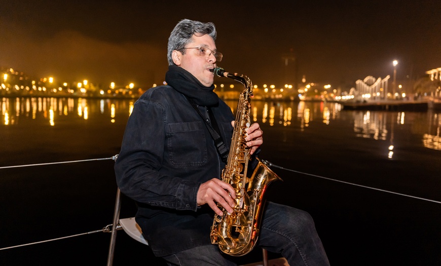Image 2: Salida nocturna en catamarán con música en vivo para hasta 4 personas