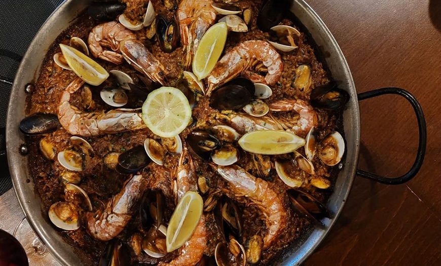 Image 11: Menú con entrantes, principales, postres y bebidas