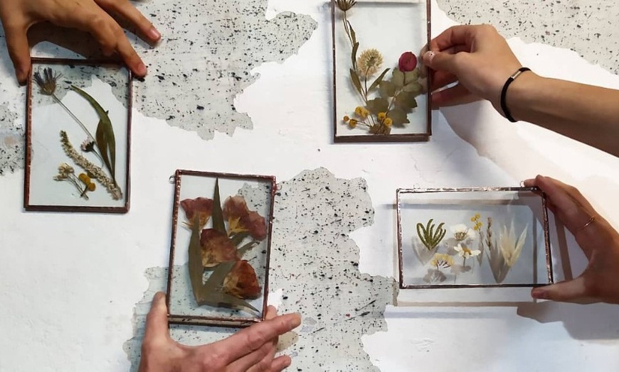 Image 2: Experiencia de joyería, corte de botellas o botánica en cristal y vino