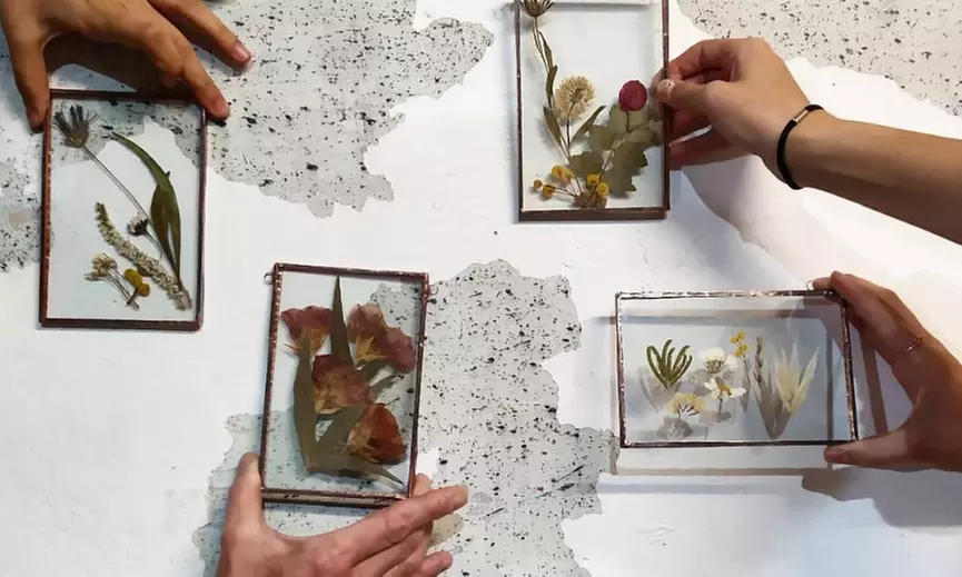 Experiencia de joyería, corte de botellas o botánica en cristal y vino