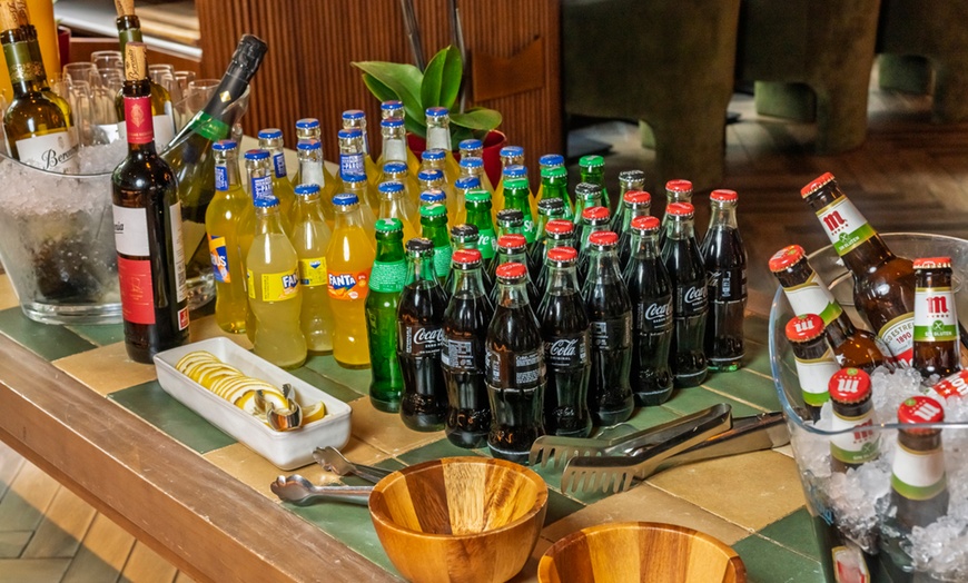 Image 5: Brunch ilimitado con bufé libre de comida y bebida para 2 o 4 personas