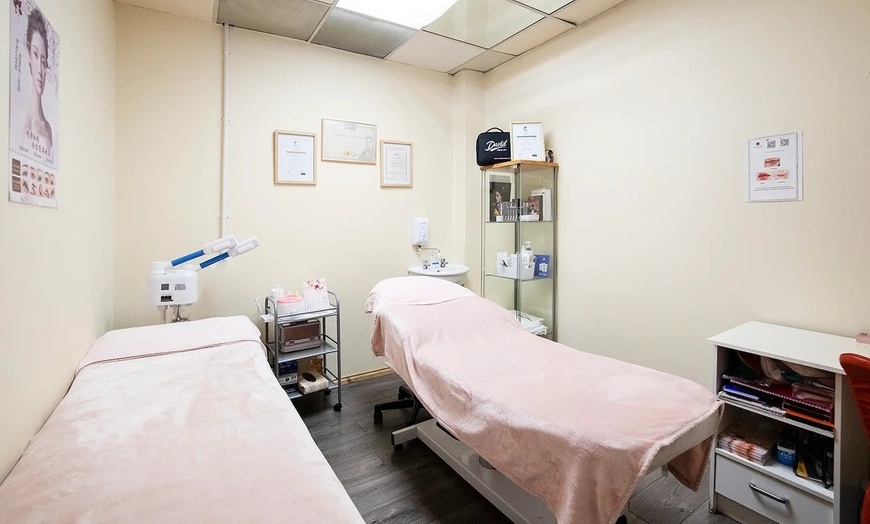 Image 5: Wash & Blow Dry, Cut & Finish, Full Head Colour
