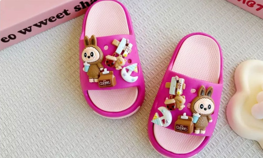 Image 8: Chanclas Labubu 