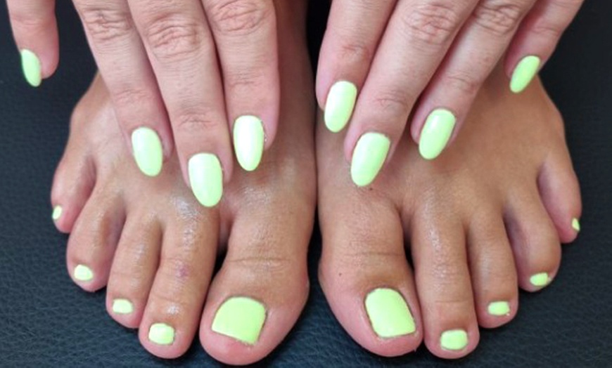 Image 8: Manicura o pedicura exprés con esmaltado normal o permanente
