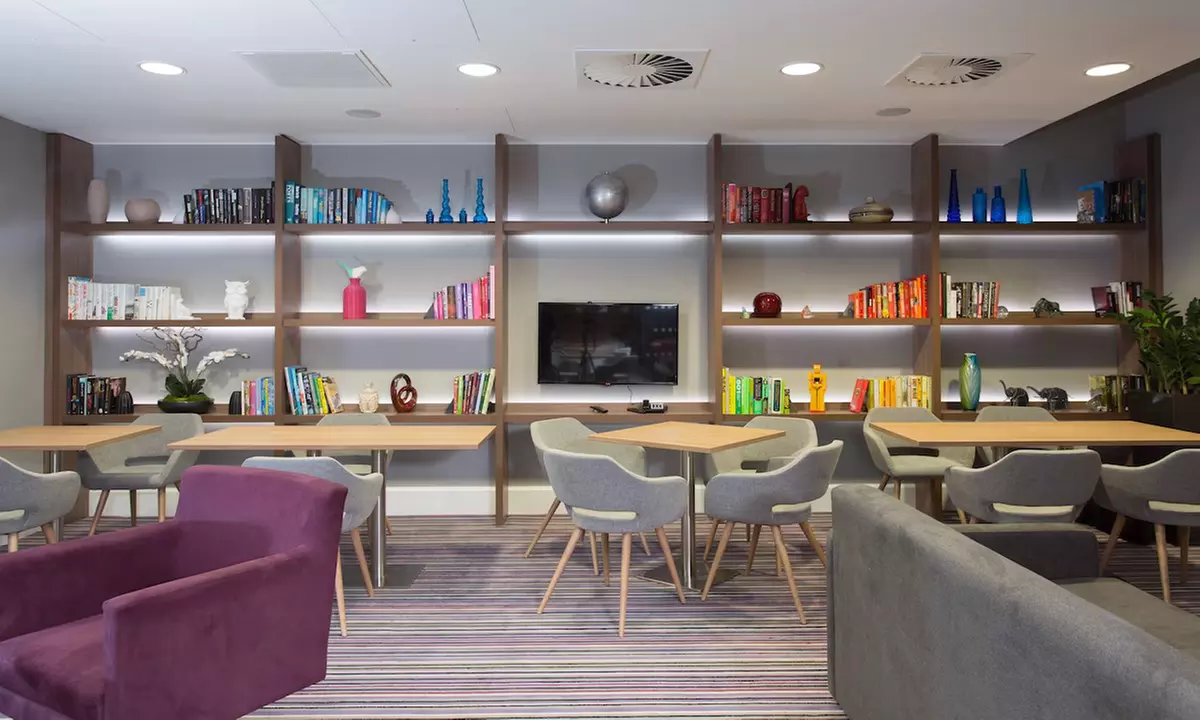 Birmingham: 4* Studio Suite Room with Breakfast and a Bottle of Wine