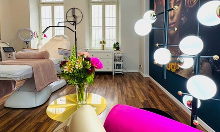 Image 1: Basis-Pflege-Behandlung mit Ausreinigung & Maske oder Gesichts-Massage