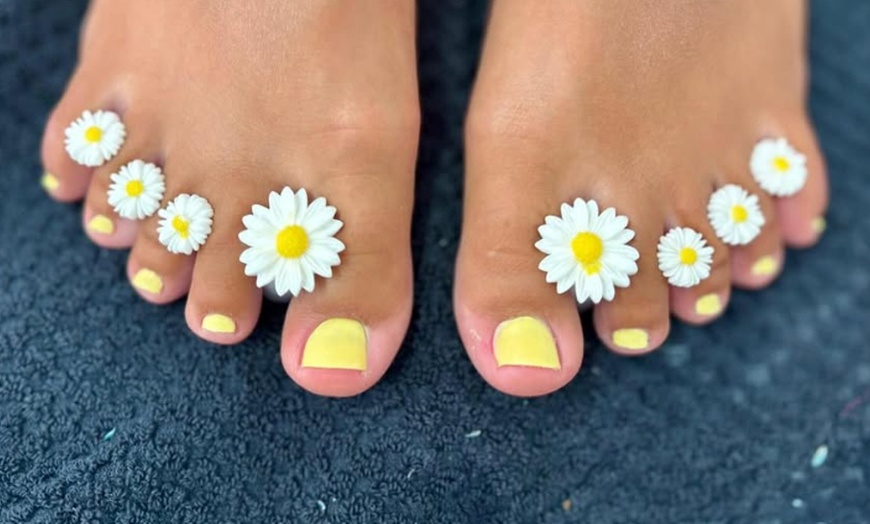 Image 11: Manicura o pedicura semipermanente y opción a refuerzo para 1 persona