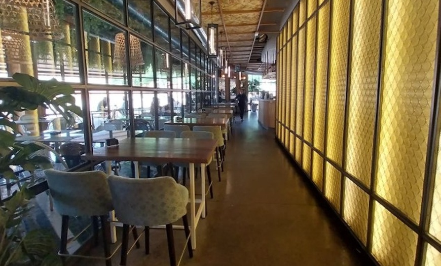 Image 27: Menú mediterráneo con postre y bebida o botella de vino para 2 o 4