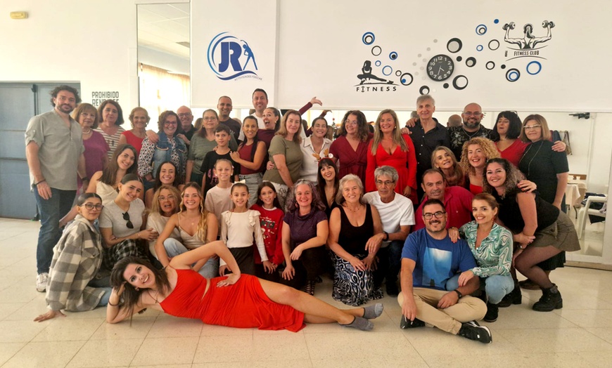 Image 5: Curso intensivo de un mes de clases de salsa o bachata para 2 o 4 