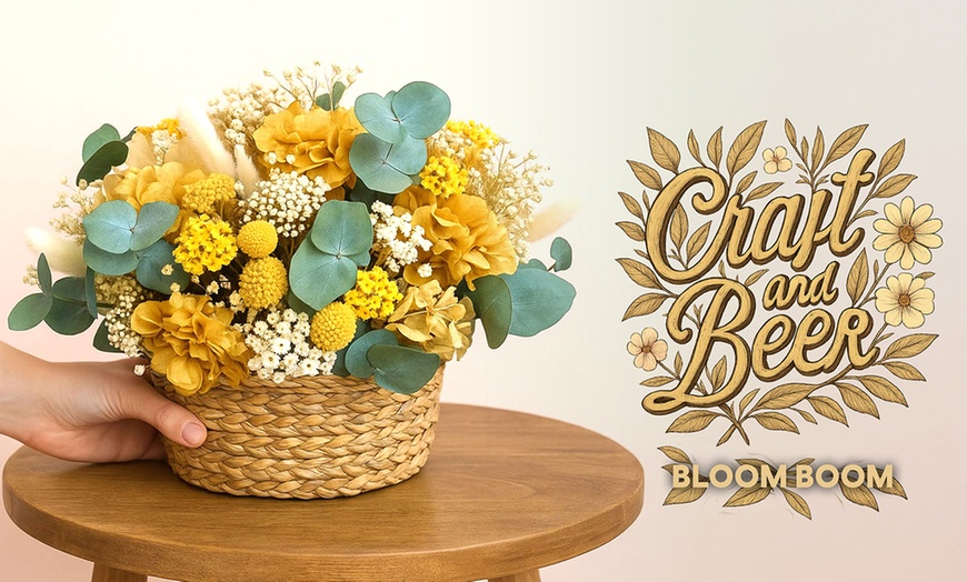 Image 1: Taller de flores secas con barra libre de cerveza