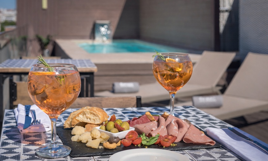 Image 6: Aperitivo italiano con copas y picoteo para 2 o 4 en hotel 5 estrellas