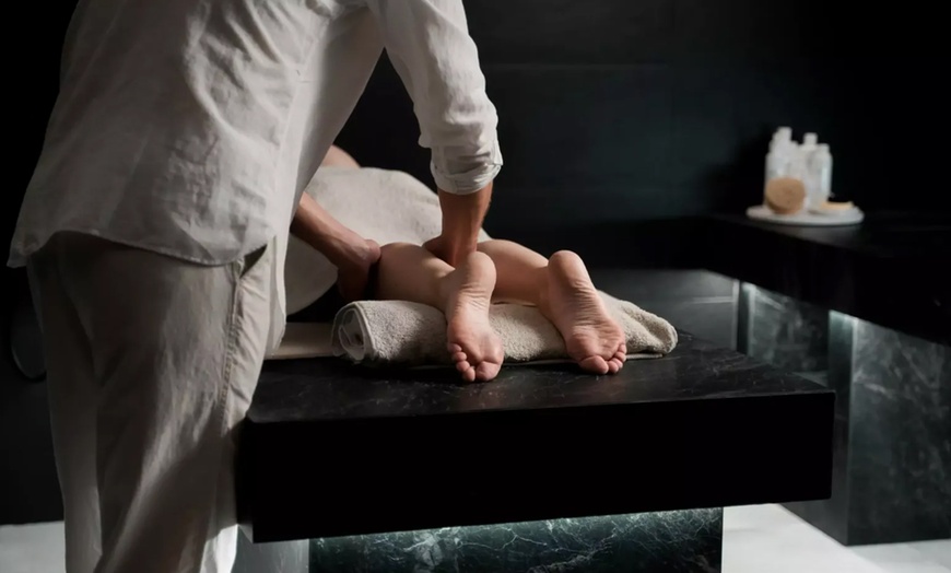 Image 2: Un instant suspendu : modelage relaxant avec Rizlane Chay