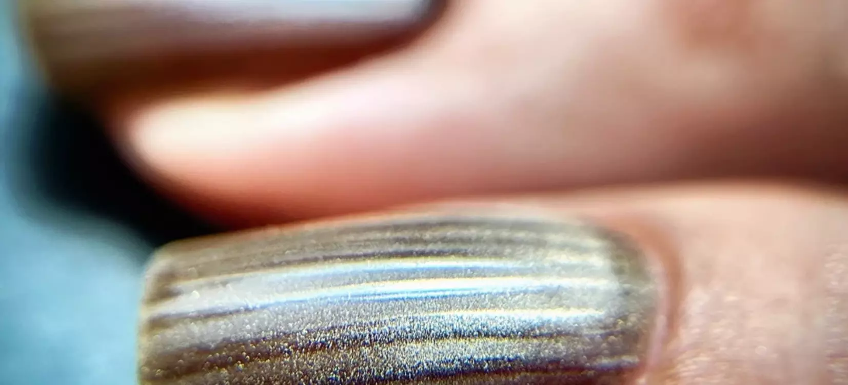 Mise en beauté des mains ou des pieds avec vernis semi-permanent