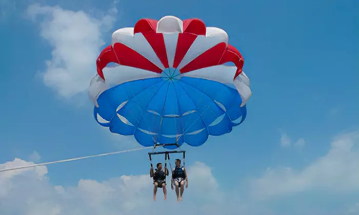 Vuelo en parasailing para hasta 3 personas