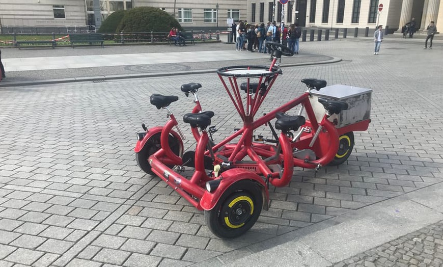 Image 5: 60 oder 120 Min. Conference-Bike Tour für 6 Personen in Berlin