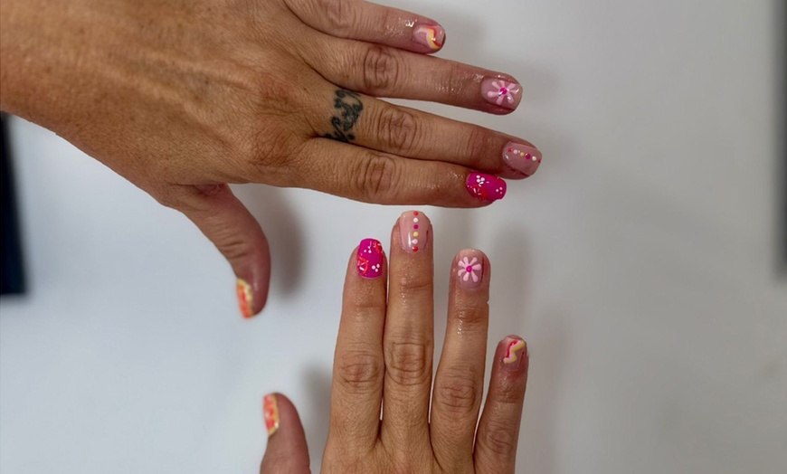 Image 5: Manicura o pedicura semipermanente y opción a refuerzo para 1 persona