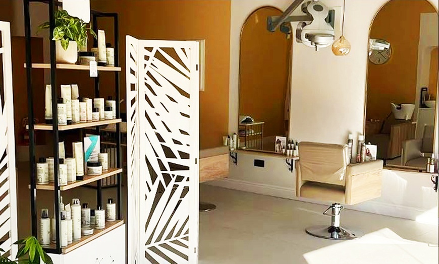 Image 5: Sesión de depilación de cejas, y opción a labio, con hilo